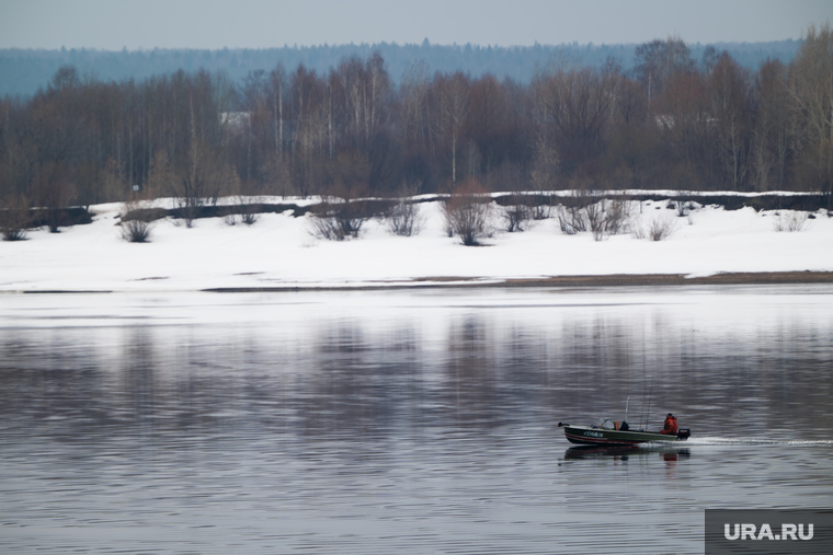 Обзорная по городу. Пермь
, зима, водоем, моторная лодка, браконьерство, оттепель, рыбалка, река кама, весна, осень