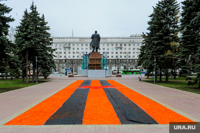Пустой город. Обстановка в городе во время эпидемии коронавируса. Челябинск, газон, георгиевская лента, площадь революции