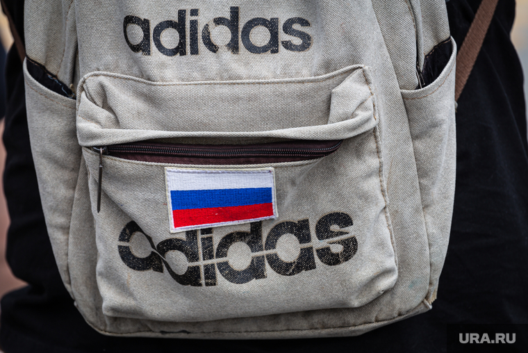 Свердловские зарисовки. Екатеринбург, адидас, рюкзак, триколор, патриотизм, adidas, нашивка флаг россии