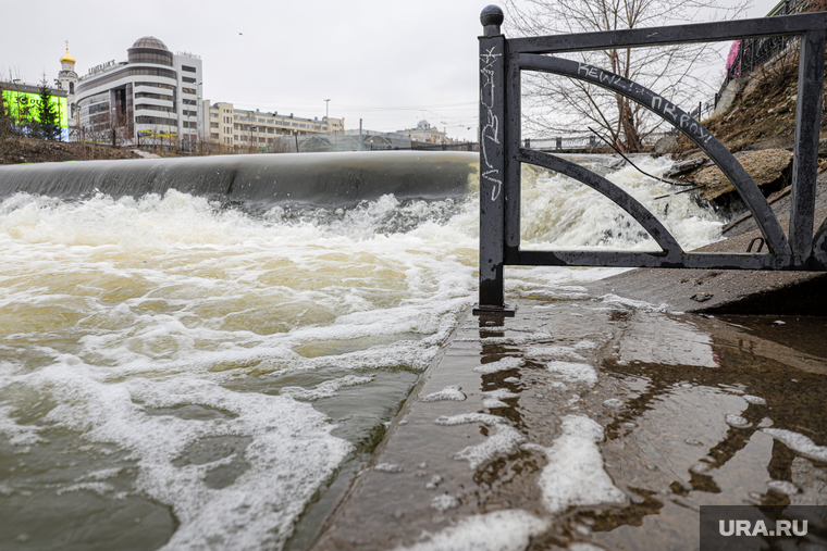 Поднятие уровня воды в реке Исеть. Екатеринбург, паводок, уровень воды, подтопление