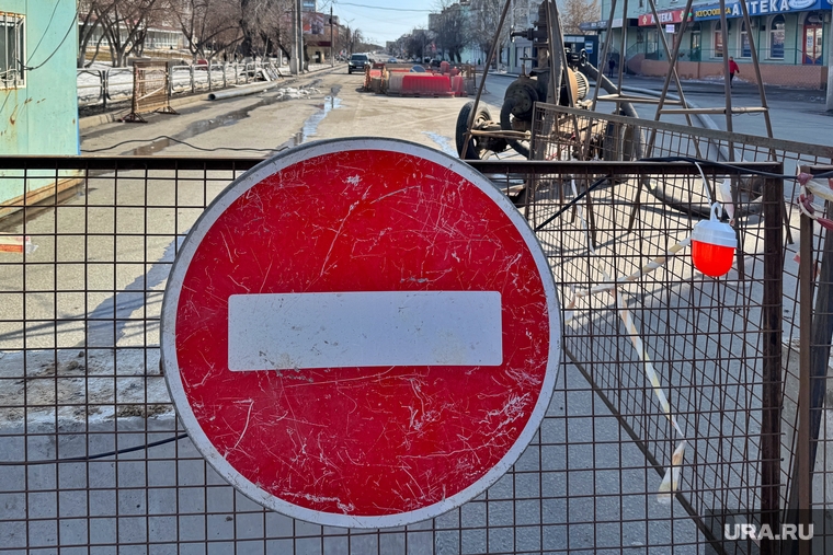 Жизньмарт. Курган, кирпич, знак, проезд запрещен, улица пролетарская
