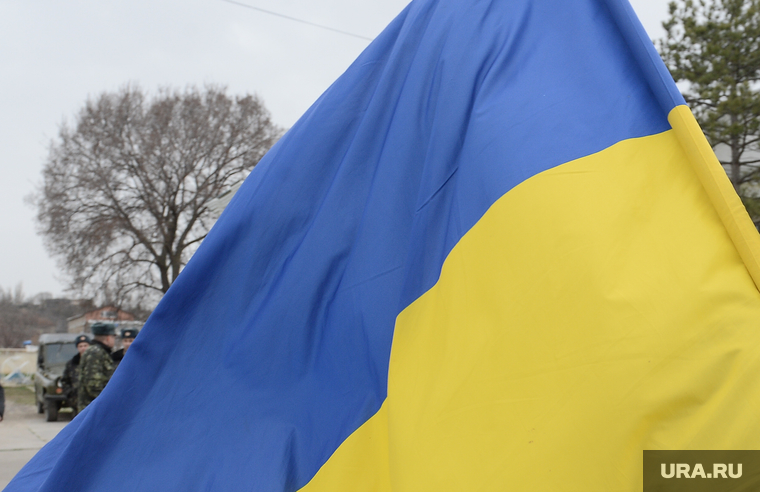 Безоружные украинские военные встретились с Российскими. Переговоры.Севастополь. Крым. Аэропорт Бельбек, флаг украины, армия
