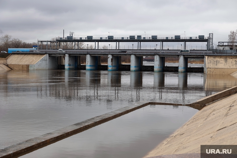 Укрепление дамбы от Омского моста до Бульвара Солнечный. Курган, половодье, паводок, дамба кургана, строительство, разлив