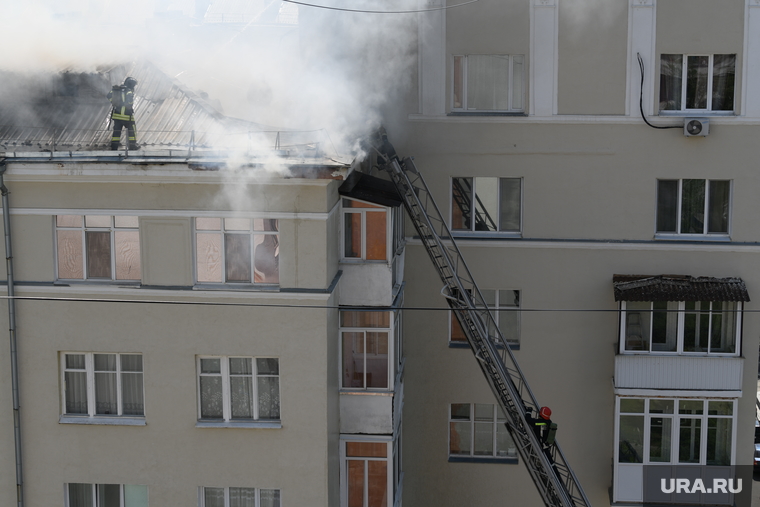 Пожар на кровле дома по адресу улица Шейнкмана, 19. Екатеринбург, пожар в доме, пожарная лестница