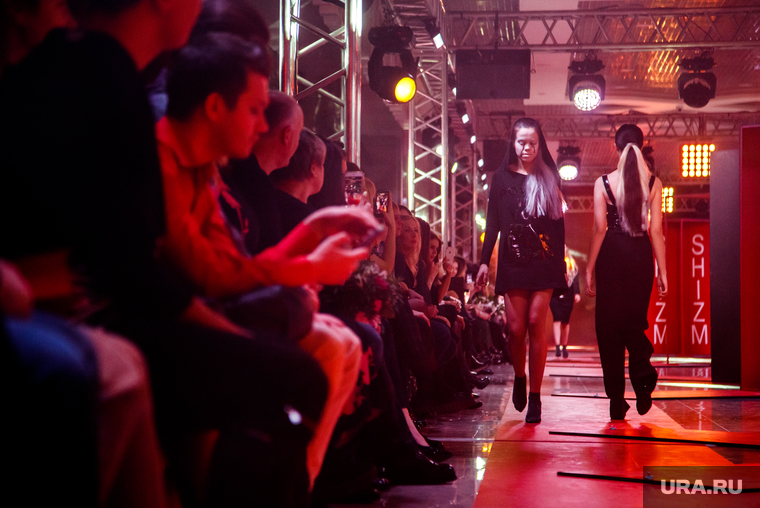 Модный шоу-показ первой коллекции новой марки одежды SHIZM в ТРЦ «Алатырь». Екатеринбург, фэшн, дефиле, модный показ