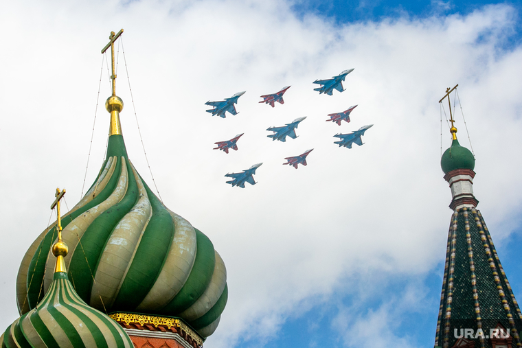 Репетиция воздушной части Парада Победы. Москва, храм василия блаженного, группа, стрижи, самолет, покровский собор, воздушный парад, русские витязи