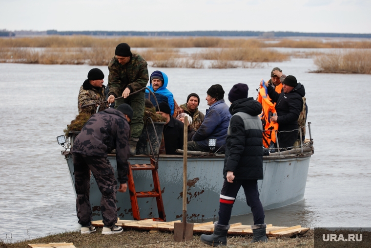 Последствия разлива реки Уй в Целинном районе в селе Усть-Уйское. Курган, мчс, эвакуация, половодье, спасатели, баркас, уй, моторная лодка, паводок, плавсредства, наводнение, потоп, спасательные работы, река кама, стихийное бедствие, разлив