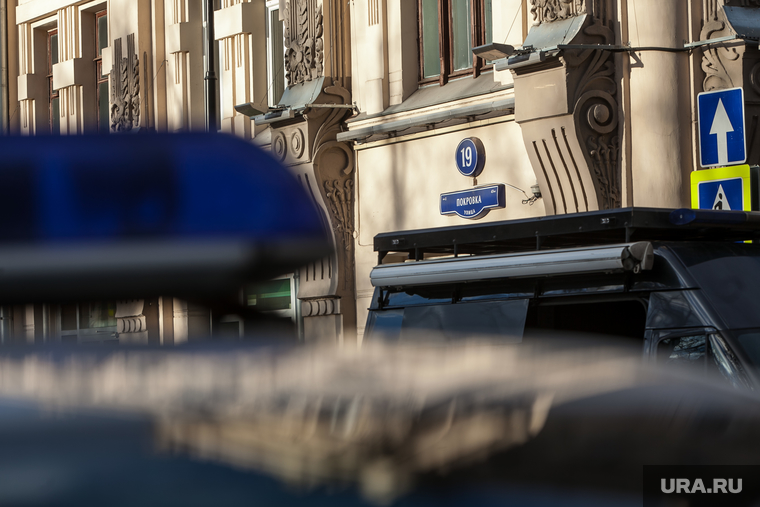 Последствия взрыва у Никитских ворот, на Покровке 19. Москва., полицейская машина