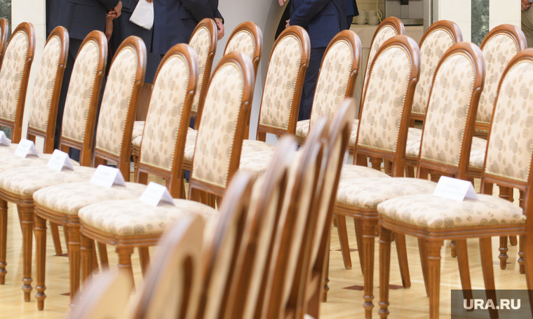 Встреча губернатора СО с новыми Думами Качканара, Верхней Пышмы и других муниципалитетов. Екатеринбург, пустые стулья