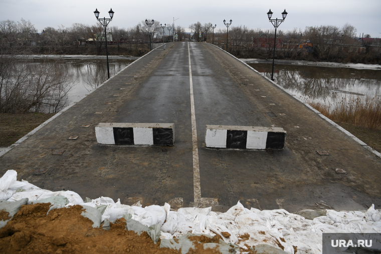 Мост рядом с набережной
