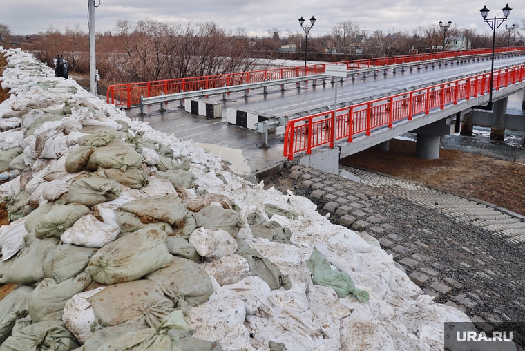 Укрепление дамбы от Омского моста до Бульвара Солнечный. Курган, дамба кургана, строительство, мешки с песком