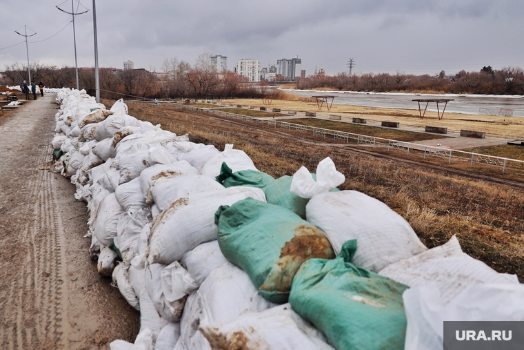 Укрепление дамбы от Омского моста до Бульвара Солнечный. Курган, дамба кургана, строительство, мешки с песком