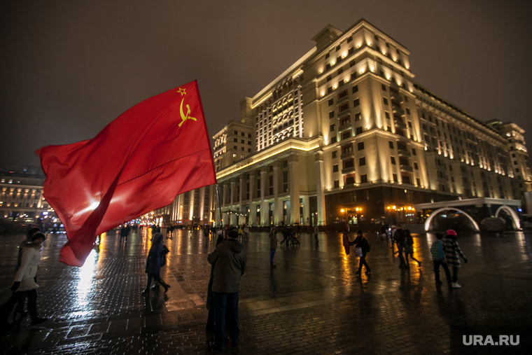 Москва, разное. Москва, красный флаг, флаг ссср, город москва, гостиница москва, манежная площадь, four seasons, вечер, дождь