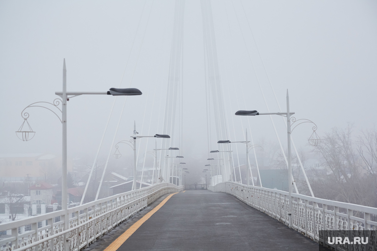 Туман. Тюмень, фонари, мост, пешеходный мост, мост влюбленных, туман
