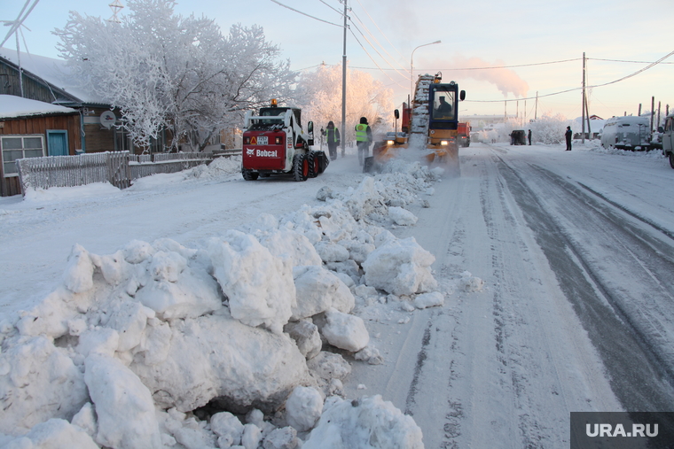 Снег в городе, Салехард, уборка снега, дорожные работы, сугроб на дороге