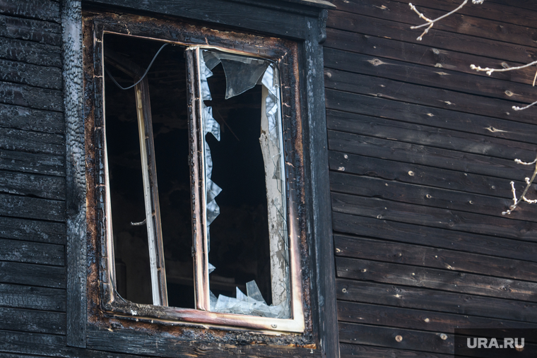 Работа следователей в сгоревшем доме на улице Омская. Екатеринбург, разбитое окно, сгоревший дом