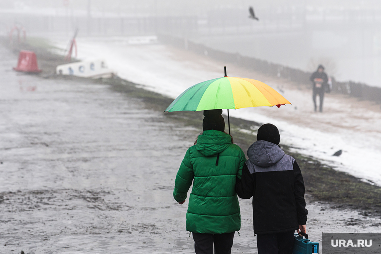 Свердловские зарисовки. Екатеринбург, академический район, женщина с зонтом, женщина с ребенком, дождь, осень, нму, туман