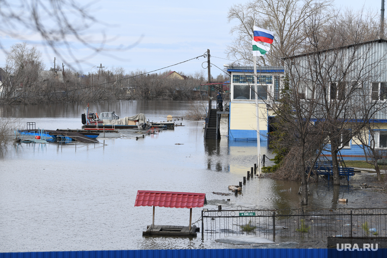 Перекрытие шоссе Тюнина. Курган, причал, половодье, чрезвычайная ситуация, паводок, наводнение, стихийное бедствие, разлив