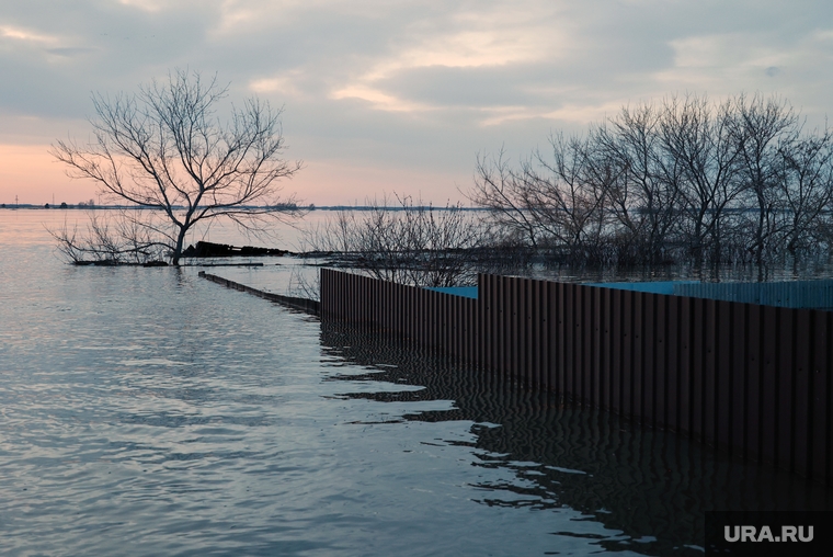 В селе Менщиково вода подбирается к маслозаводу (архивное фото)