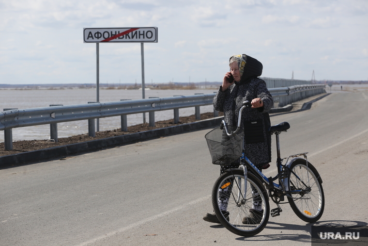 Паводок в Афонькино. Афонькино , половодье, чрезвычайная ситуация, велосипедист, паводок, наводнение, потоп, стихийное бедствие, разлив