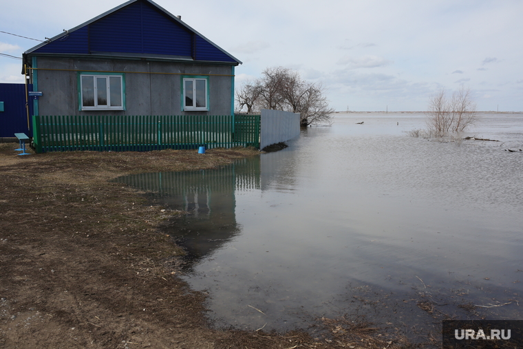 Вода постепенно начинает прибывать. Под угрозой затопления дома, расположенные на первой линии реки Ишим.