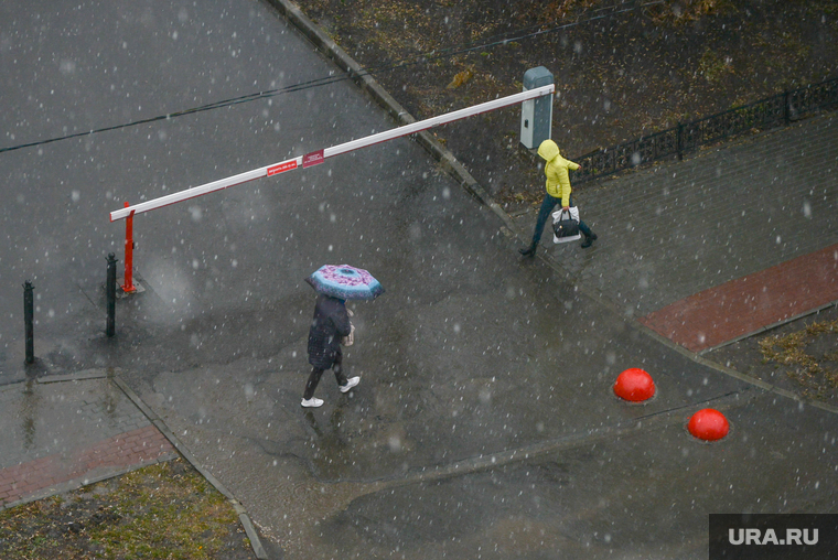 Первая гроза. Челябинск, пешеход, гроза, зонт, непогода, зонтик, ливень, осадки, шлагбаум, дождь, климат