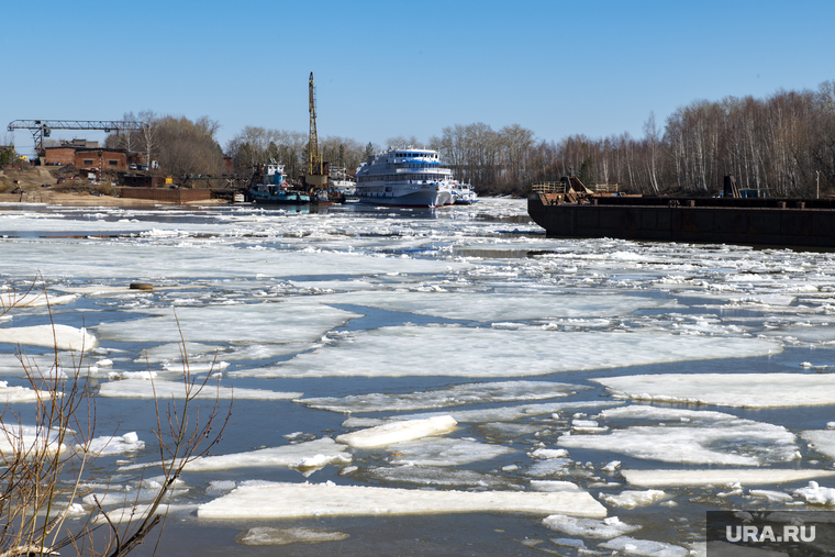 Закамск, микрорайон Водник. Пермь, ледоход, река кама, закамск виды, весна в городе, закамский судоремонтный завод, водники, старые водники