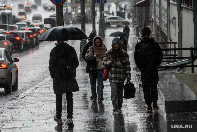 Свердловские зарисовки. Екатеринбург, непогода, ливень, прогноз погоды, дождь, человек с зонтом