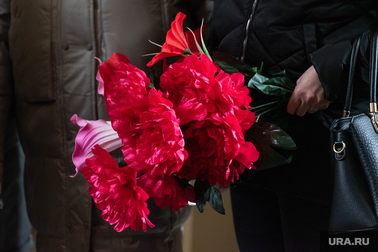 Отпевание и похороны Виктории Ладейщиковой. Свердловская область, Талица, прощание, искуственные цветы