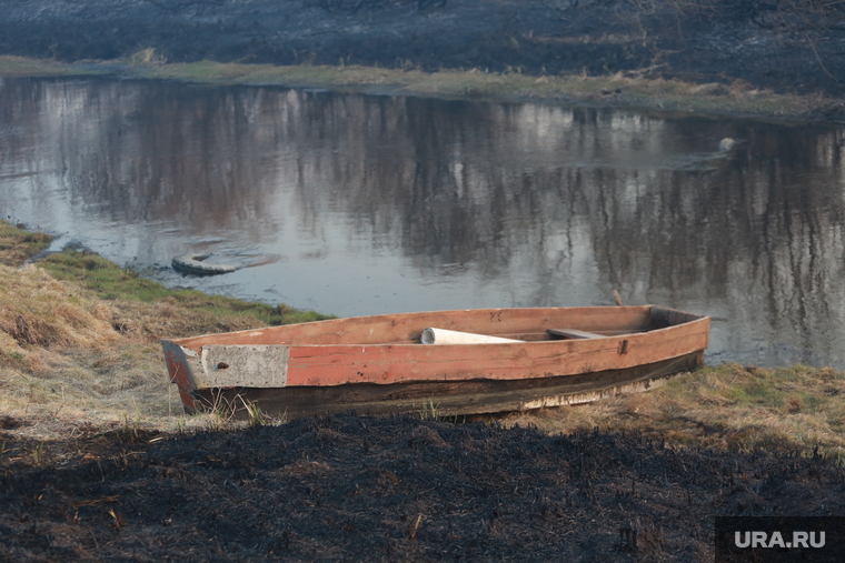 Пожар у Салаирки. Тюмень , водоем, река кама, лодка, лодка рыбака, деревянная лодка