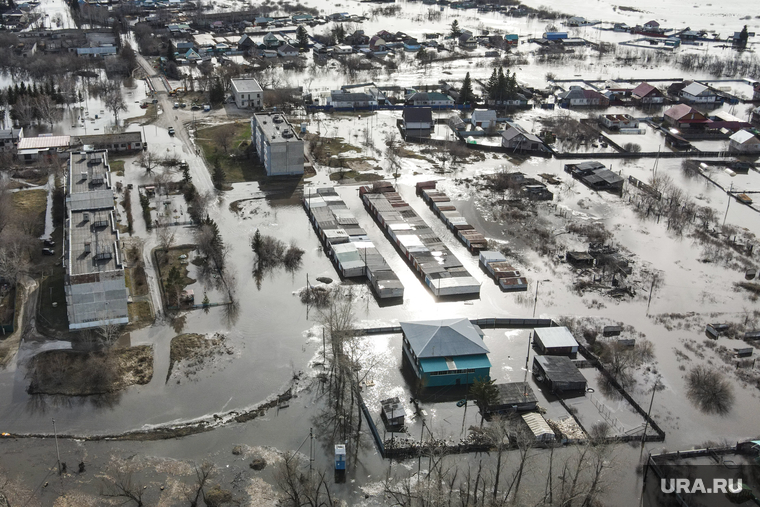 Вода уже начинает топить подвалы домов