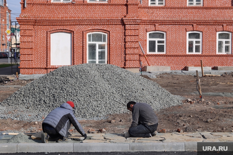 Город. Курган, мигранты, бордюр, щебень, рабочие, благоустройство, театр гулливер, гулливер, паребрик