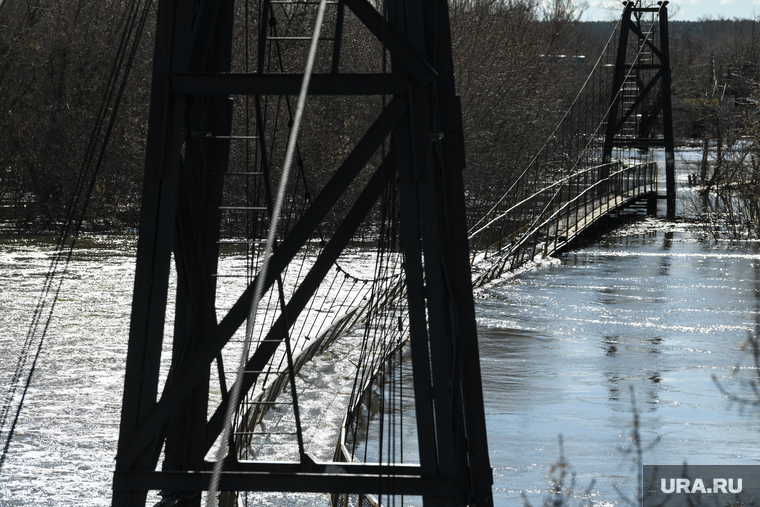 В микрорайоне Вороновка затопило подвесной мост