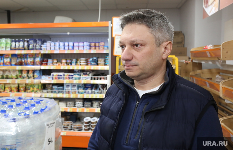 Заместитель директора департамента потребительского рынка и туризма Тюменской области Алексей Плеханов рассказал, что торговые сети перестроили логистику и доставляют продукты и воду в затопленные села ночью