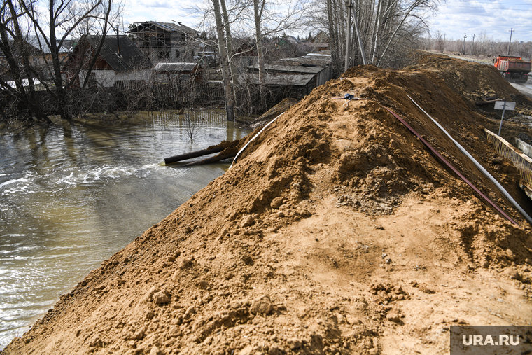 Сейчас сильный паводок еще больше осложнит очистку реки для подрядчика, который уже сорвал сроки выполнения работ