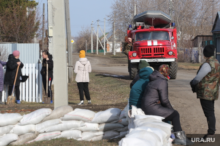 Люди набивают мешки песком, надеясь отстоять улицы, которые еще не затопило