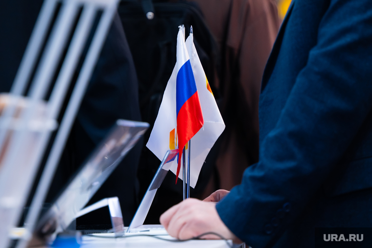 Клипарт по теме "форум-выставка-конференция-ЗАСЕДАНИЕ". Пермь, конференция, депутат, чиновник, бизнесмен, заседание, мужчина, форум, триколор, флаг россии, руки