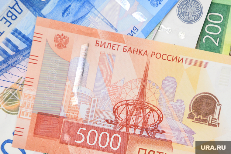 Процесс вакуумизации предметов для Капсулы времени. Екатеринбург, рубль, купюра, пять тысяч, стела европа азия, деньги, рубли, купюры, бумажные деньги, национальная валюта, купюра5000, новые пять тысяч рублей, пять тысяч рублей