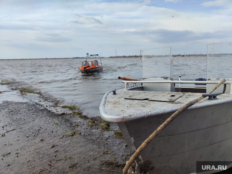 Вода размыла дорогу и приближается к домам