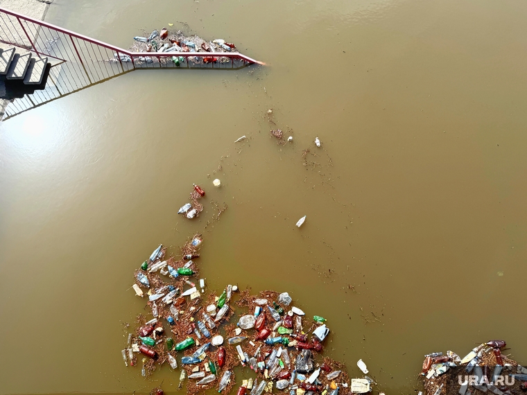 В воде возле Омского моста плавают острова мусора