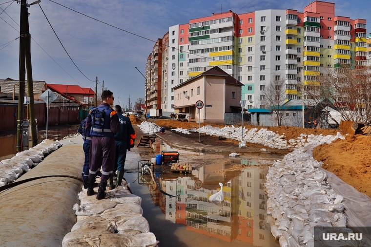 В Западном продолжают укрепляют защитные сооружения