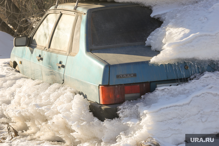 Район Лесобаза. Тюмень, машина в снегу, машина в сугробе, машина под снегом, лесобаза