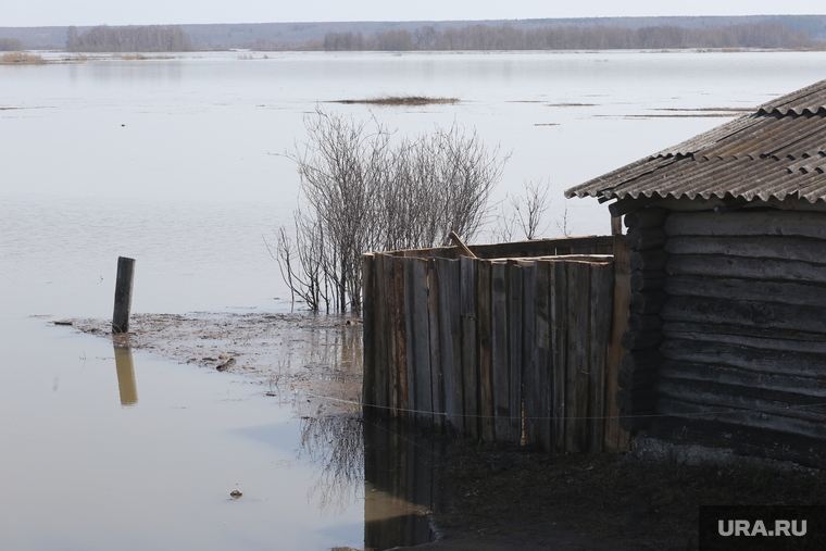 Паводок подошел вплотную к домам
