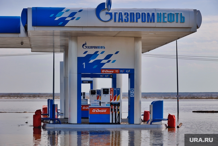 На выезде из Кургана в Тюмень паводком затопило АЗС
