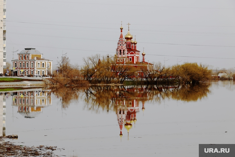 Набережная около памятника Красину. Курган, половодье, паводок, наводнение, набережная тобола