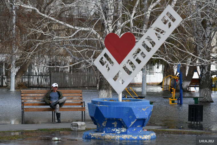 Воду раздавали жителям на подтопленных территориях