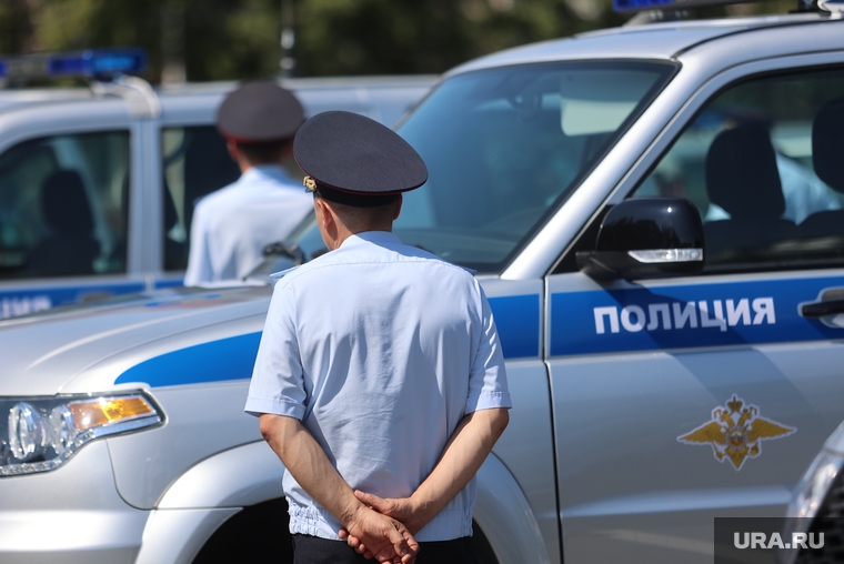 Губернатор Вадим Шумков вручает ключи от новых машин сотрудникам регионального управления МВД. Курган, машина полиции, полиция, сотрудник полиции, наряд полиции, сотрудники мвд россии