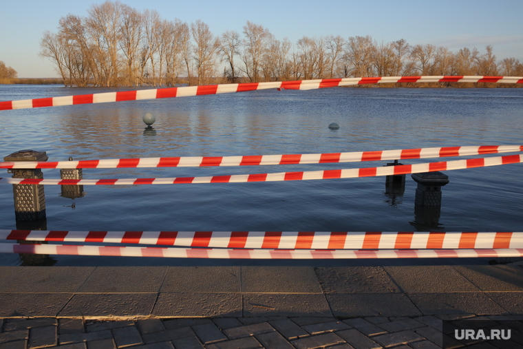 Паводок, Городской пляж. Ишим. Тюмень, половодье, ограждение, уровень воды, наводнение, потоп, лента