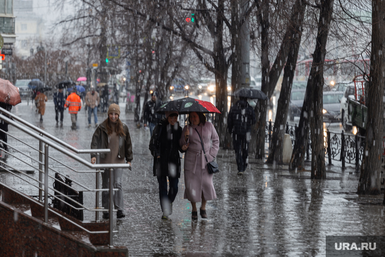 Апрельский снегопад. Екатеринбург, горожане, непогода, прохожие, екатеринбург , снегопад, улица, весна, зонты