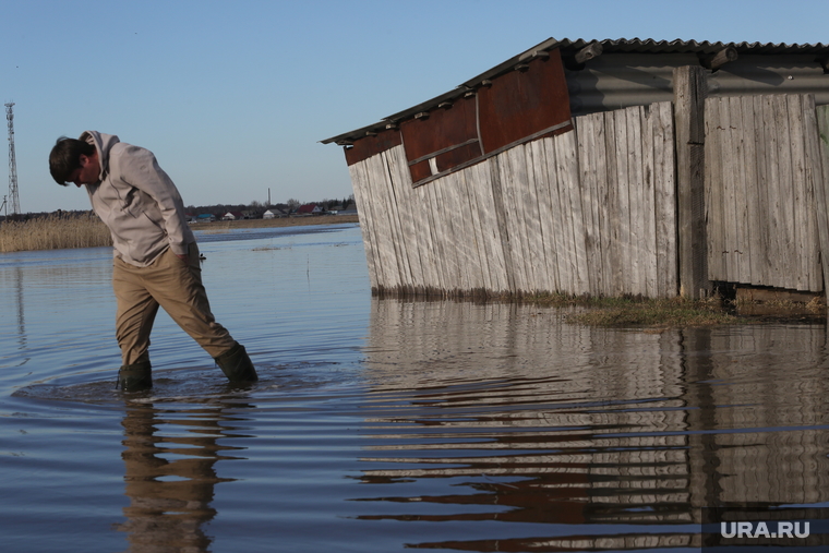 К домам и хозпостройкам в деревне уже подступила вода. В сапогах ходить еще можно, но надолго ли — большой вопрос